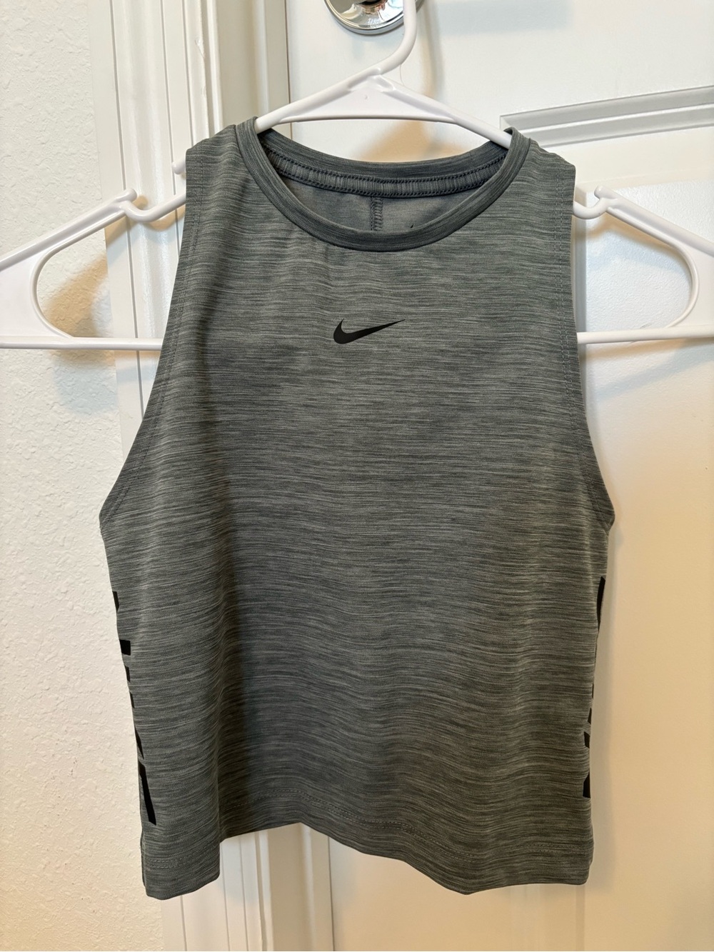 Nike Pro Dri-Fit Women’s Gray Sleeveless Performance Tank XS can fit a small